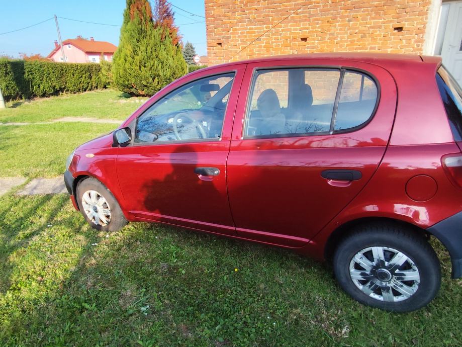 Toyota Yaris 1,0 VVT-i, fotografija 3