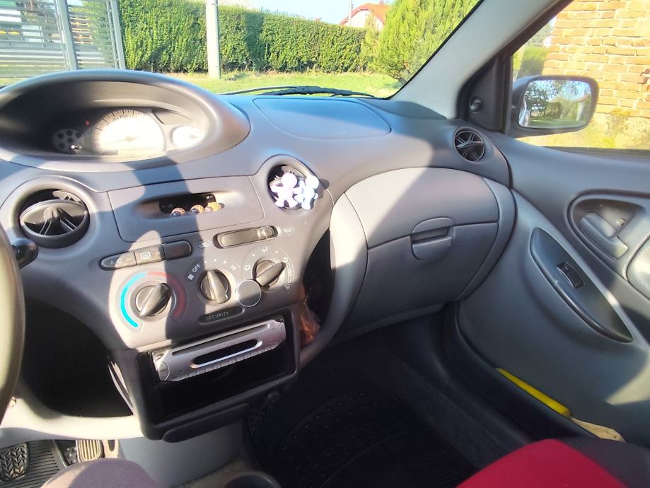 Toyota Yaris 1,0 VVT-i, fotografija 7