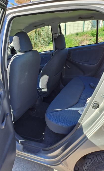 Toyota Yaris 1,0 VVT-i, fotografija 4