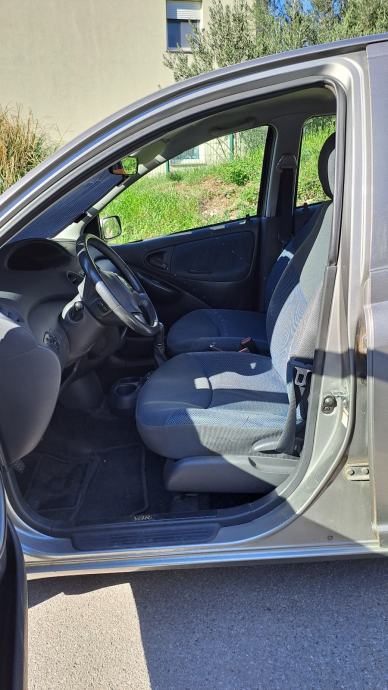 Toyota Yaris 1,0 VVT-i, fotografija 3