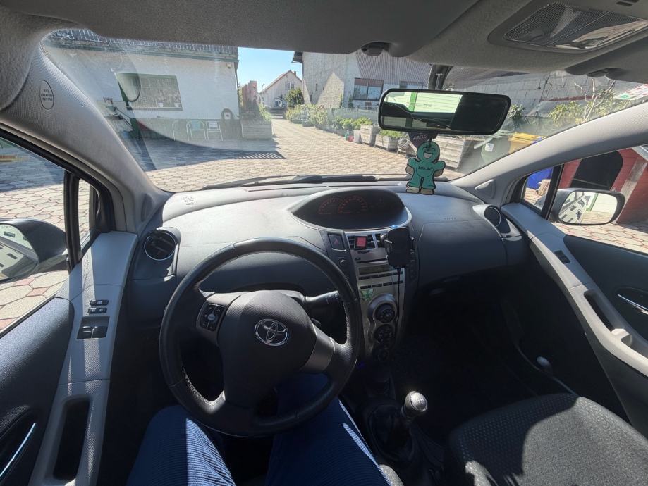 Toyota Yaris 1.33 VVT-i samo 42.000km, fotografija 8