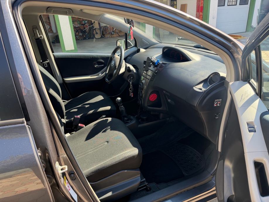 Toyota Yaris 1.33 VVT-i samo 42.000km, fotografija 9