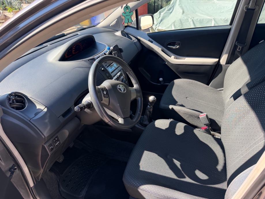 Toyota Yaris 1.33 VVT-i samo 42.000km, fotografija 11