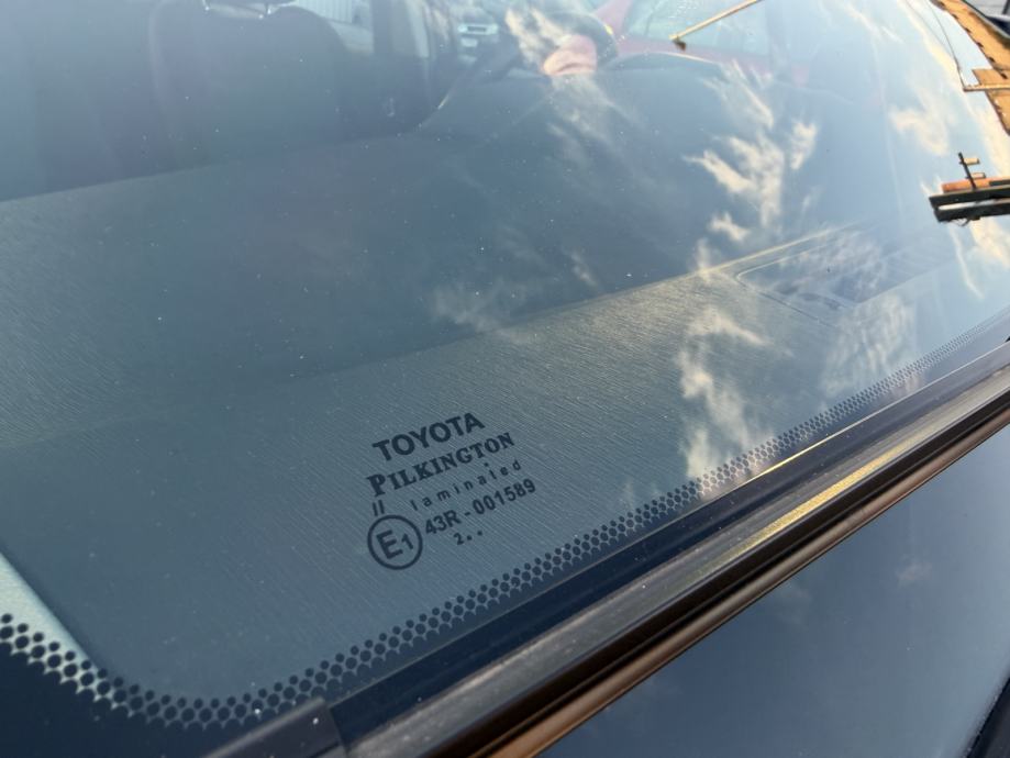 Toyota Yaris 1,4 D-4D Comfort-MALI SERVIS-5 VRATA-KAMERA-NAVI-MOD.2014, fotografija 3
