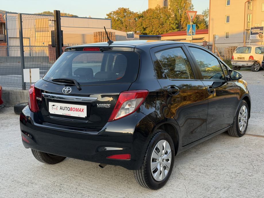 Toyota Yaris 1,4 D-4D Comfort-MALI SERVIS-5 VRATA-KAMERA-NAVI-MOD.2014, fotografija 5