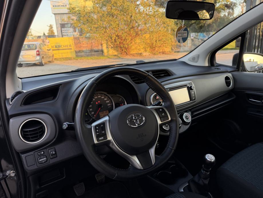 Toyota Yaris 1,4 D-4D Comfort-MALI SERVIS-5 VRATA-KAMERA-NAVI-MOD.2014, fotografija 12