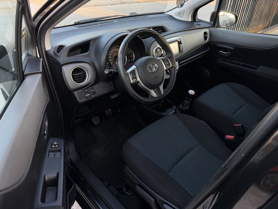 Toyota Yaris 1,4 D-4D Comfort-MALI SERVIS-5 VRATA-KAMERA-NAVI-MOD.2014, fotografija 11