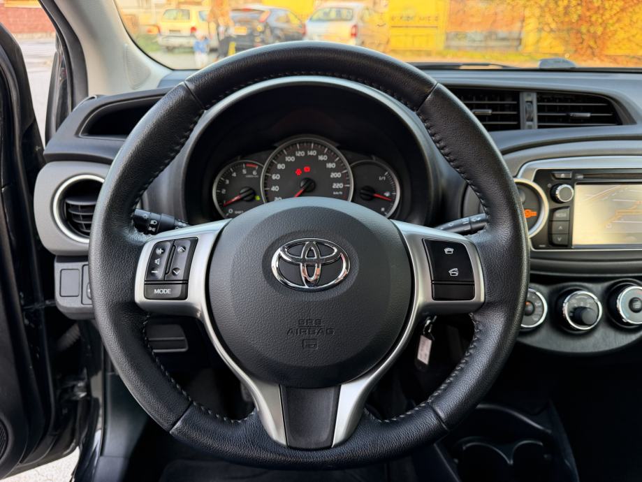Toyota Yaris 1,4 D-4D Comfort-MALI SERVIS-5 VRATA-KAMERA-NAVI-MOD.2014, fotografija 17