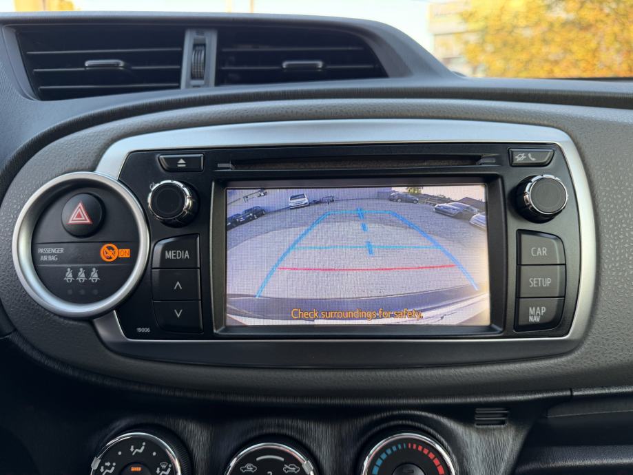 Toyota Yaris 1,4 D-4D Comfort-MALI SERVIS-5 VRATA-KAMERA-NAVI-MOD.2014, fotografija 19