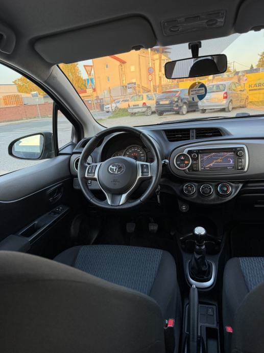 Toyota Yaris 1,4 D-4D Comfort-MALI SERVIS-5 VRATA-KAMERA-NAVI-MOD.2014, fotografija 16