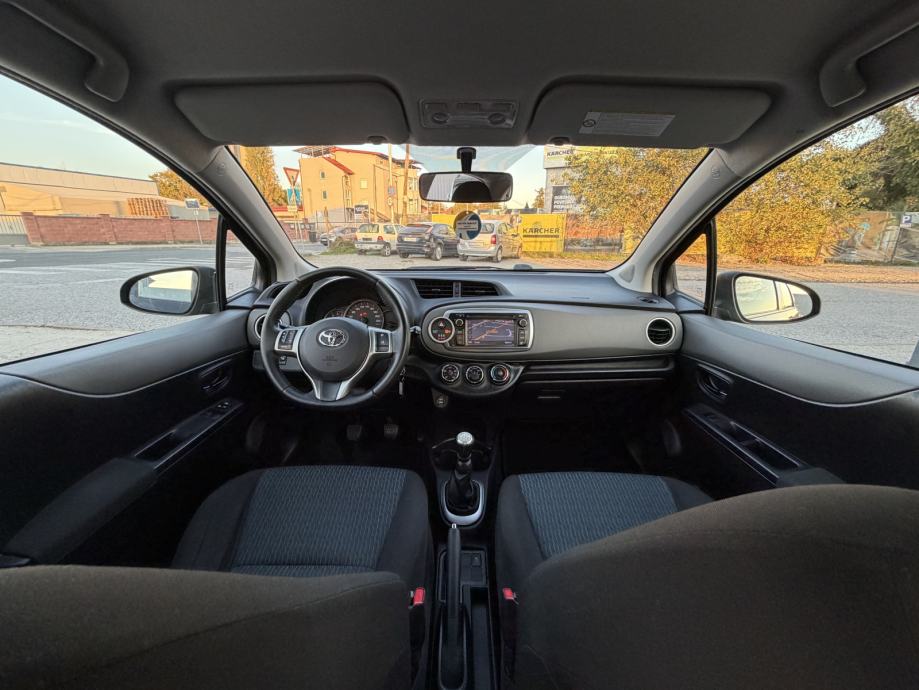 Toyota Yaris 1,4 D-4D Comfort-MALI SERVIS-5 VRATA-KAMERA-NAVI-MOD.2014, fotografija 14