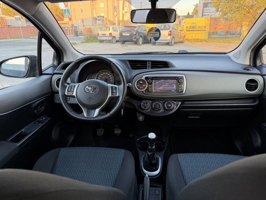 Toyota Yaris 1,4 D-4D Comfort-MALI SERVIS-5 VRATA-KAMERA-NAVI-MOD.2014, fotografija 15