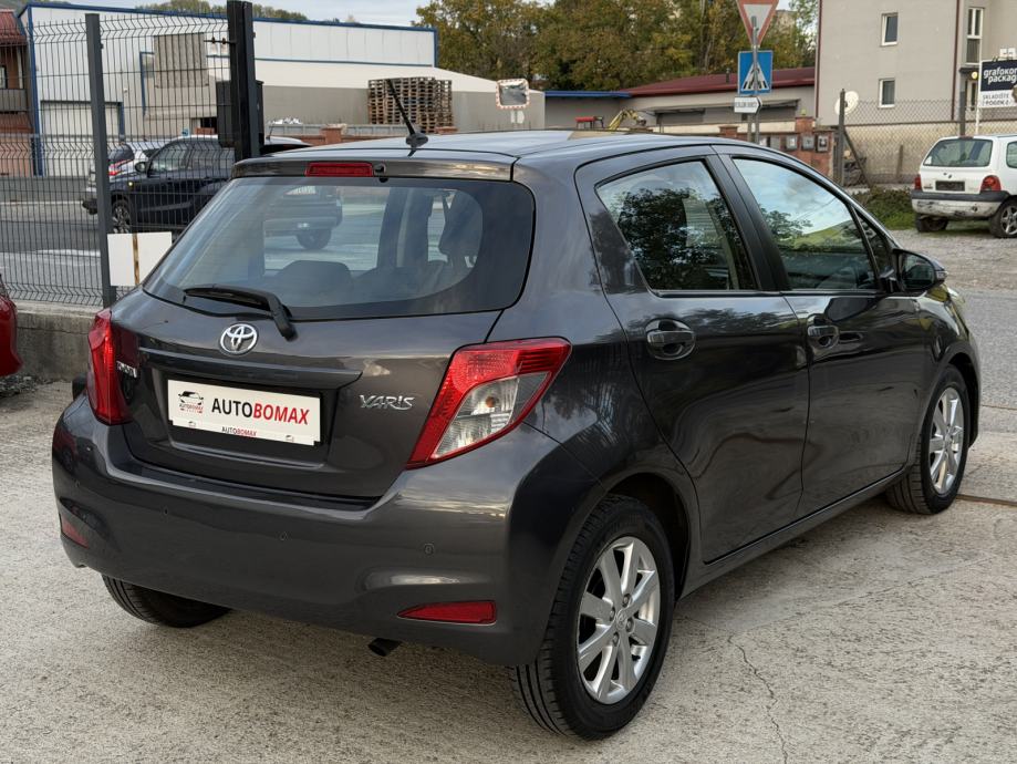 Toyota Yaris 1,4 D-4D Life -MALI SERVIS-PET VRATA-6 BRZ.-MOD.2015, pogled izvana - slika 5