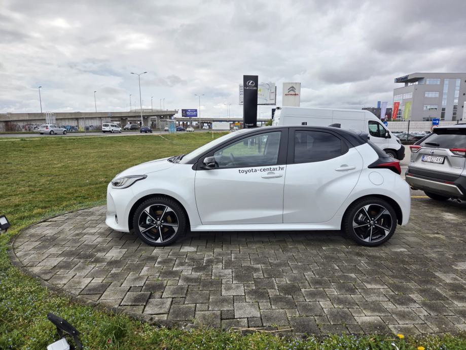 Toyota Yaris Hybrid 1,5 HEV Premium Edition, fotografija 2