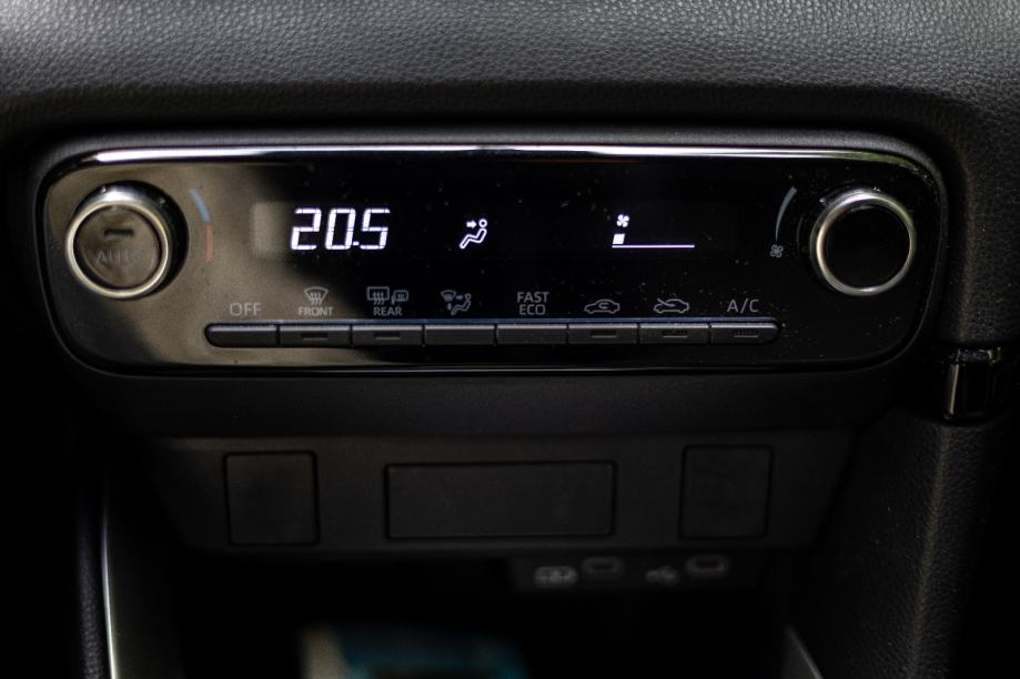 Toyota Yaris 1,5 automatik, fotografija 12