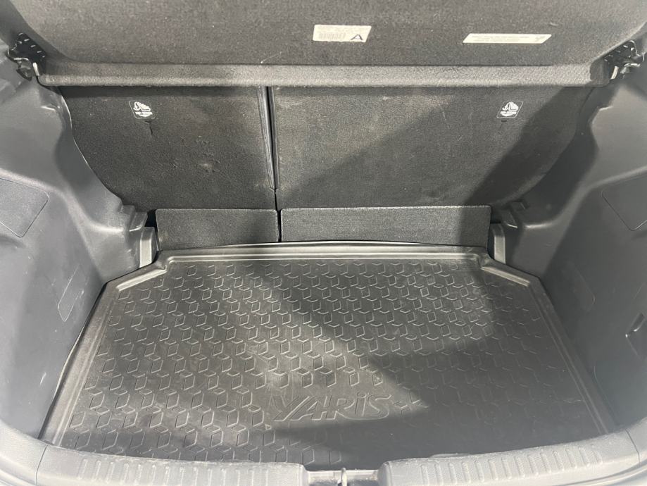 Toyota Yaris 1.5 HSD HB 5D E-CVT SOL, fotografija 11