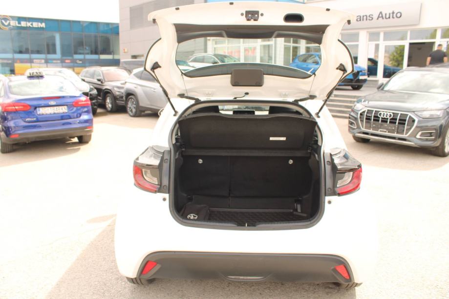 Toyota Yaris 1.5 Hybrid AUTOMATIK, fotografija 9