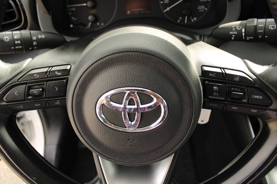 Toyota Yaris 1.5 Hybrid AUTOMATIK, fotografija 16