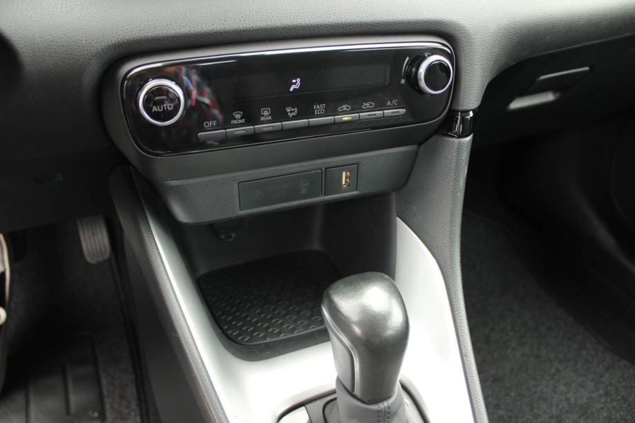 Toyota Yaris 1.5 Hybrid AUTOMATIK, fotografija 18