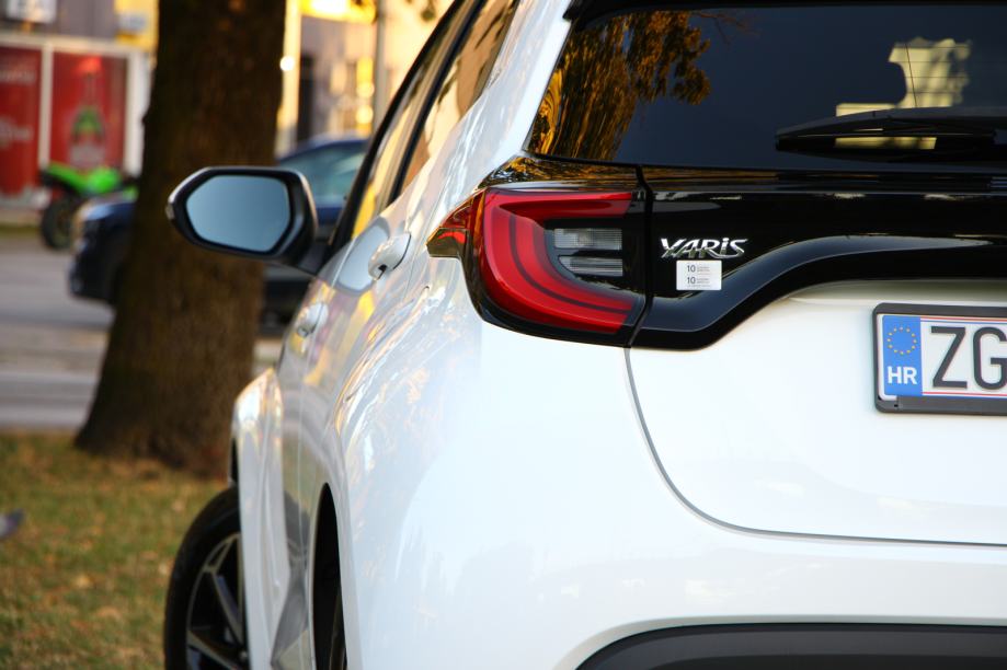 Toyota Yaris 1,5 Hybrid Sport 22.000km traži novu obitelj, fotografija 5