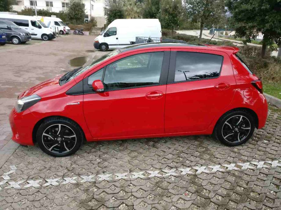 Toyota Yaris Hybrid 1,5 VVT-1 RED, top oprema, automatik, 2015 god.