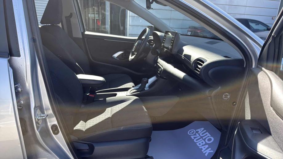 TOYOTA YARIS 2022 • PREMIUM jamstvo • AutoZubak Rabljena, fotografija 9