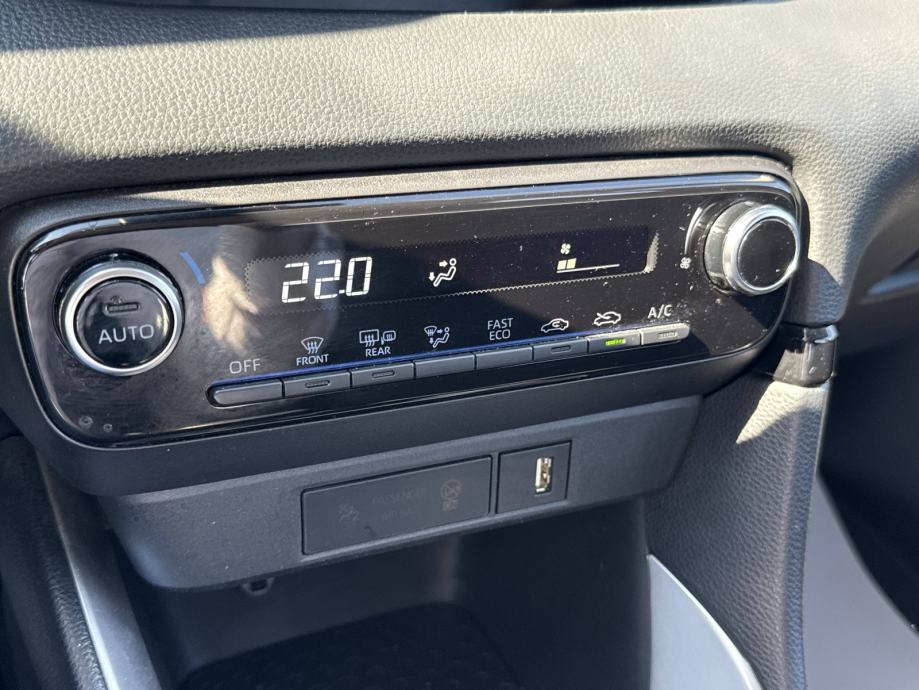 TOYOTA YARIS 2022 • PREMIUM jamstvo • AutoZubak Rabljena, fotografija 19