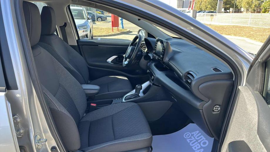 TOYOTA YARIS 2022 • PREMIUM jamstvo • AutoZubak Rabljena, fotografija 9