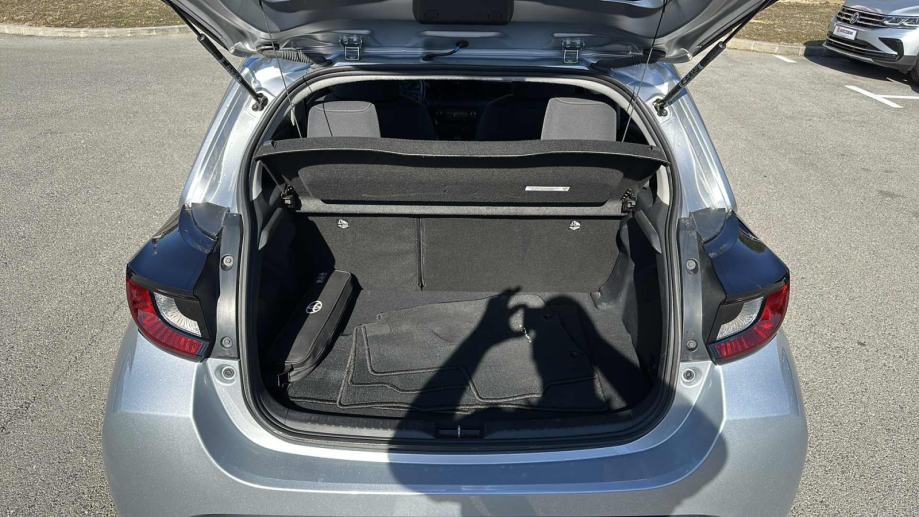 TOYOTA YARIS 2022 • PREMIUM jamstvo • AutoZubak Rabljena, fotografija 12