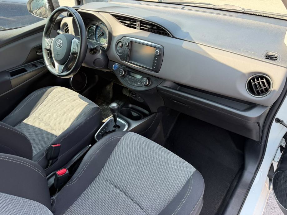 Toyota Yaris Hybrid 1,5 VVT-i automatik 100 KS/NAVI.PARKING KAMERA, fotografija 14