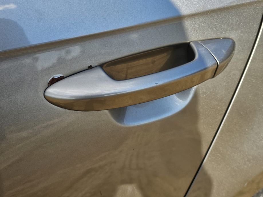 Volkswagen PASSAT B7 1.6 TDI - Oštećeno vozilo, fotografija 7