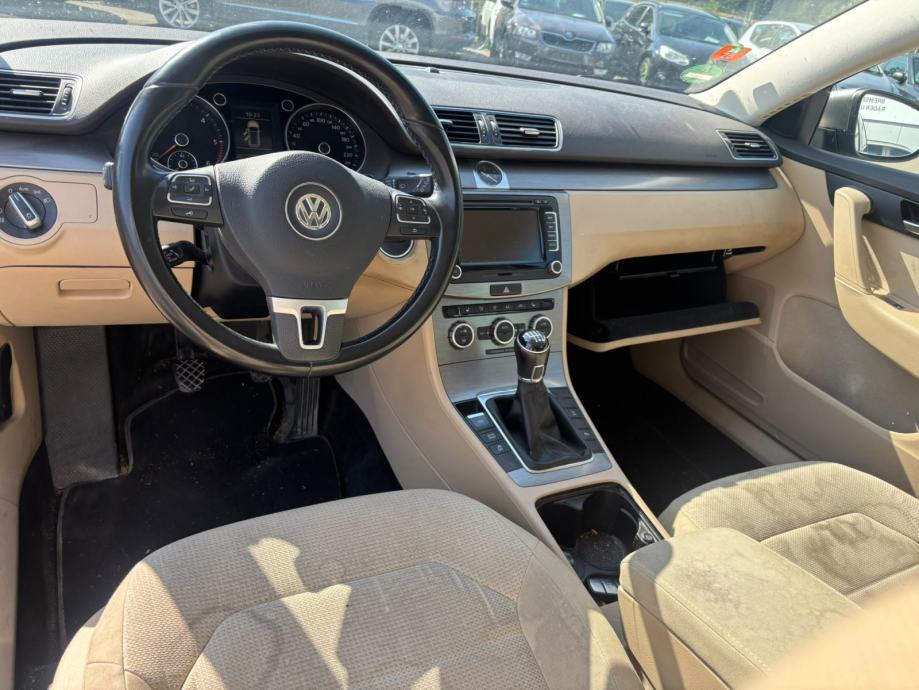 Volkswagen PASSAT B7 1.6 TDI - Oštećeno vozilo, fotografija 9