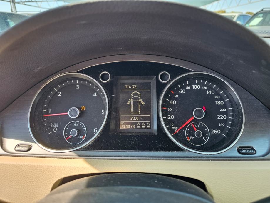 Volkswagen PASSAT B7 1.6 TDI - Oštećeno vozilo, fotografija 11