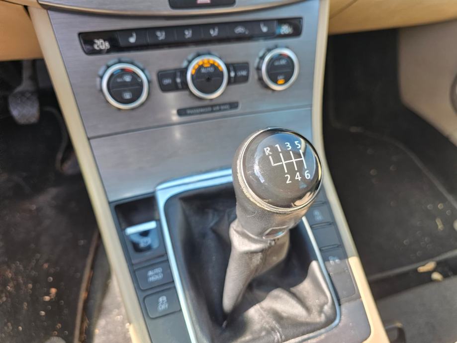 Volkswagen PASSAT B7 1.6 TDI - Oštećeno vozilo, fotografija 14