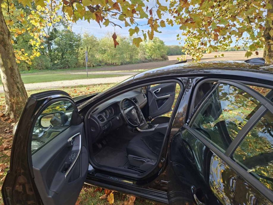 Volvo S60, 1.6 HDi, 2013g. +4kom. zimske gume sa crnim alu felgama 16”, fotografija 6