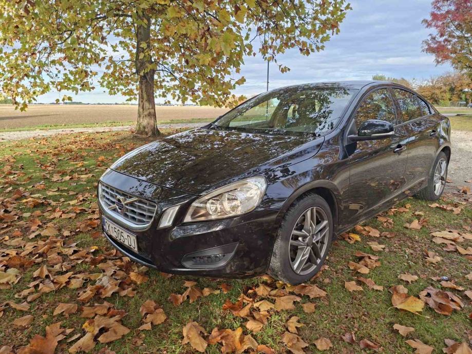 Volvo S60, 1.6 HDi, 2013g. +4kom. zimske gume sa crnim alu felgama 16”, fotografija 2