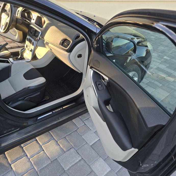 Volvo V40 Cross Country R-DESIGN automatik + originalni dodatni paketi, fotografija 18