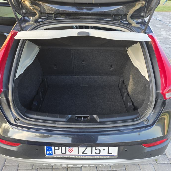 Volvo V40 Cross Country R-DESIGN automatik + originalni dodatni paketi, fotografija 13