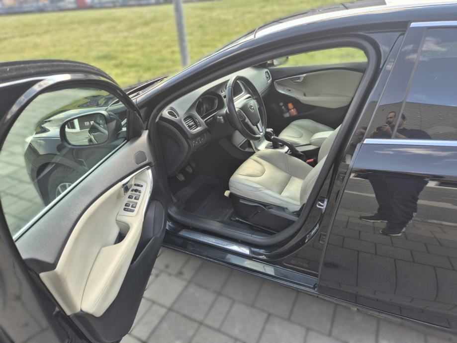Volvo V40 D2 Inscription, bijela koža, 2 seta kotača, fotografija 8
