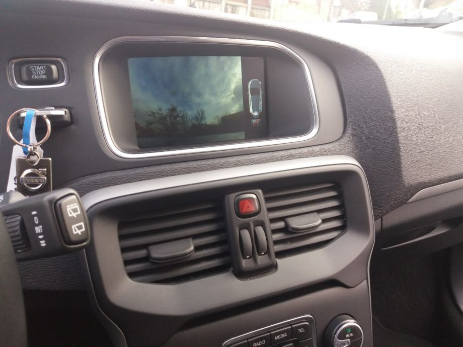 Volvo V40 2,0 D2 MOMENTUM, GPS, KAMERA, LED, 2015 god.