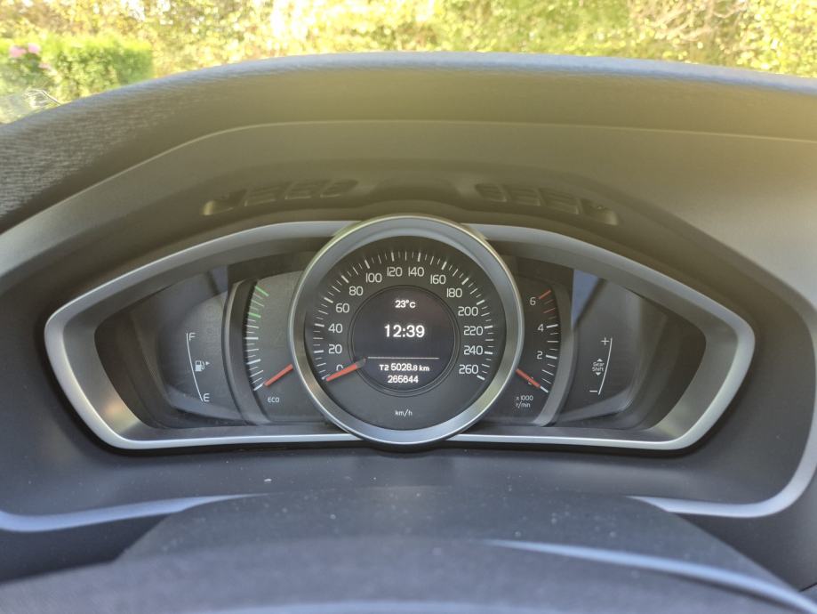 Volvo V40 D2 registriran do 8/2027, fotografija 11