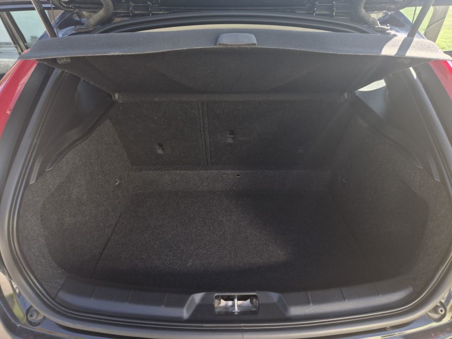 Volvo V40 D2 registriran do 8/2027, fotografija 16