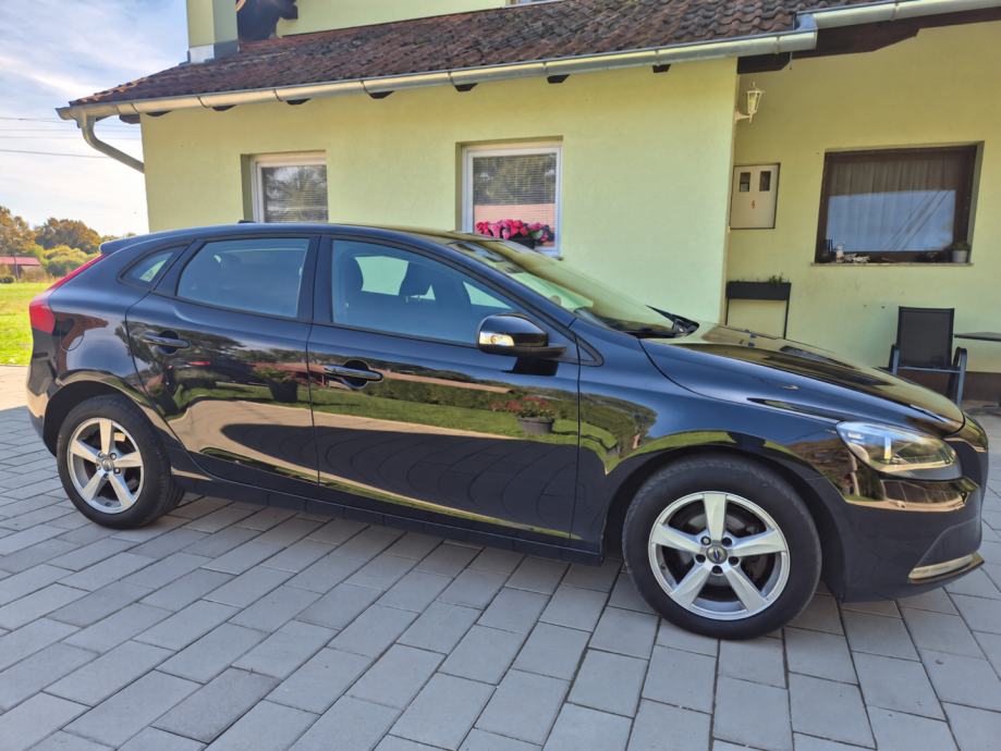 Volvo V40 D2 registriran do 8/2027, fotografija 4