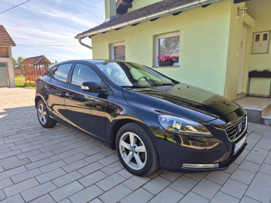 Volvo V40 D2 registriran do 8/2027, fotografija 3