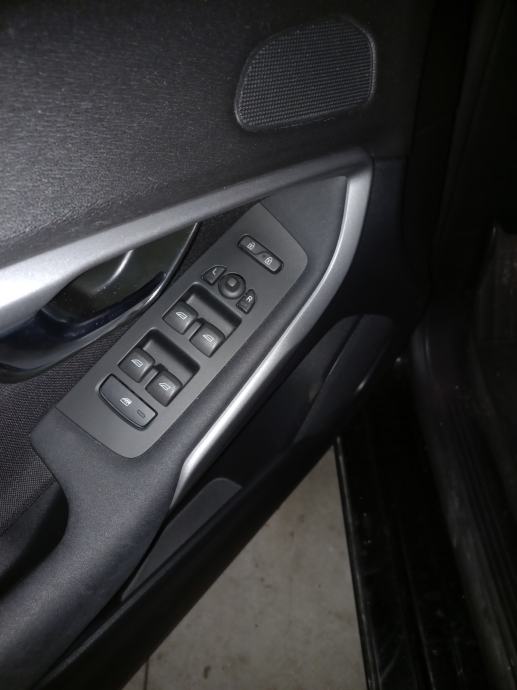 Volvo V40 D2 2.0 | Veliki servis + Nove Michelin gume | Reg.02/2027, fotografija 17