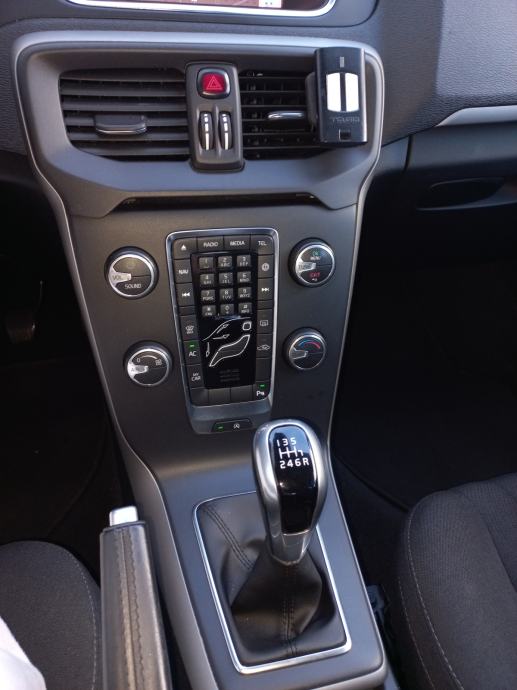 Volvo V40 D2 2.0 | Veliki servis + Nove Michelin gume | Reg.02/2027, fotografija 16