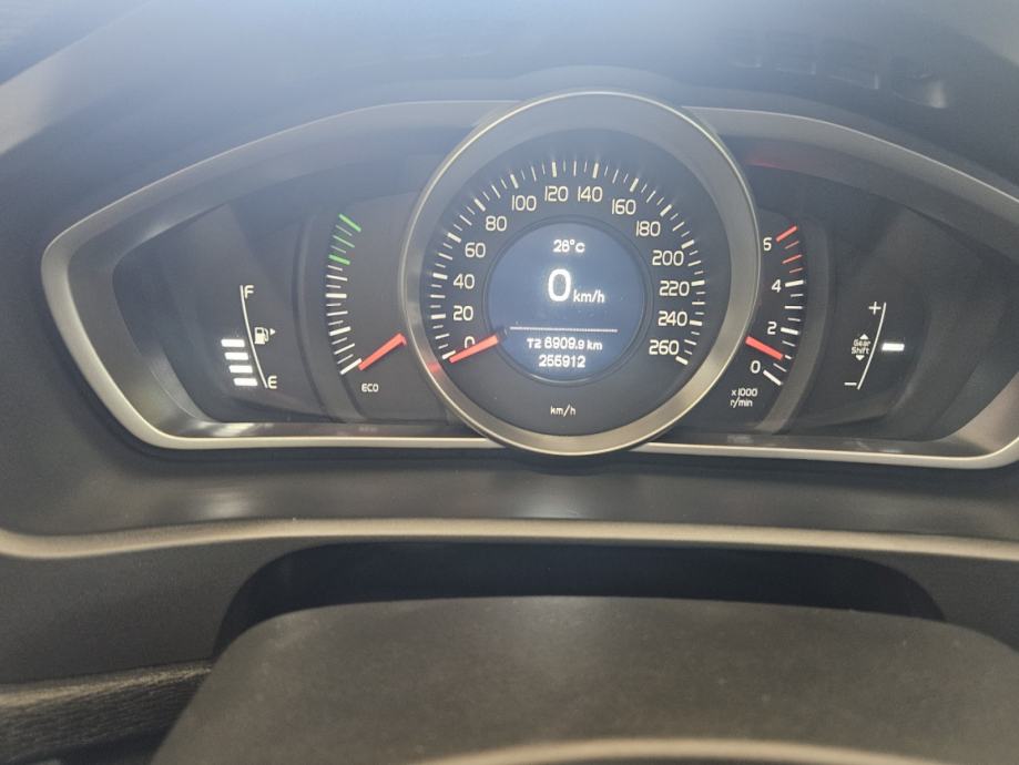 Volvo V40 D2, fotografija 11