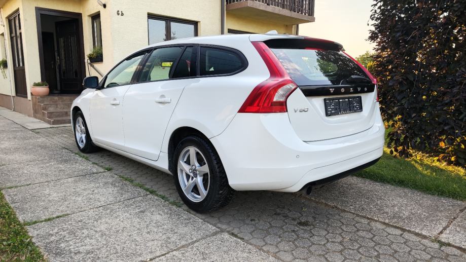 Volvo V60 D2 KINETIC SPORT. Automatik. Navi, koža, park senz., fotografija 4