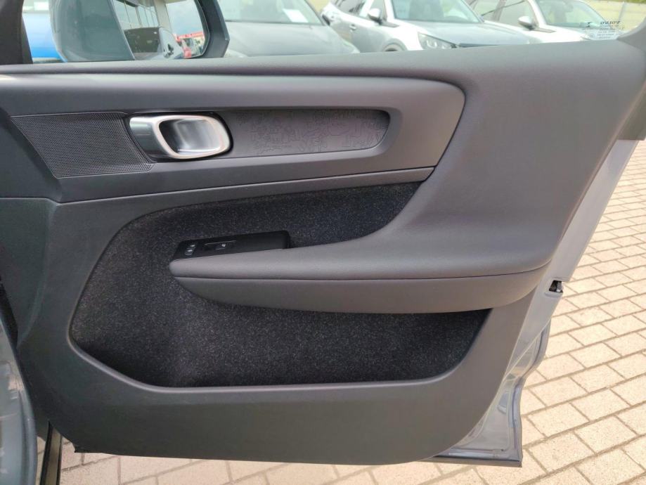 Volvo XC40 1.5 T3 MOMENTUM CORE, fotografija 13