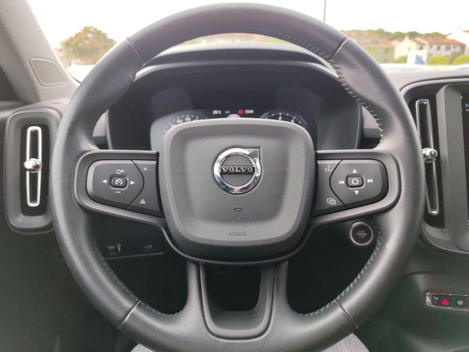 Volvo XC40 1.5 T3 MOMENTUM CORE, fotografija 15